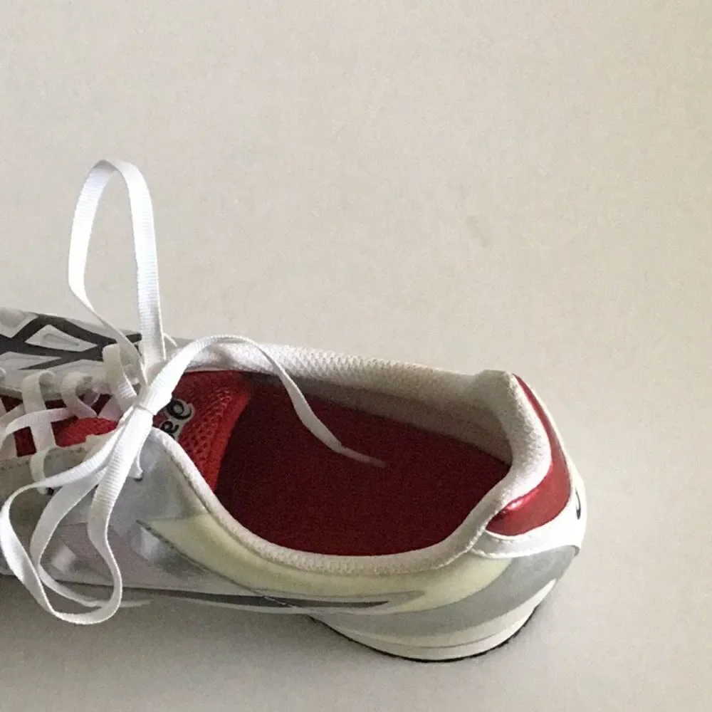 ASICS track shoes in size 8 1/2 NEW HYPER MD 5
